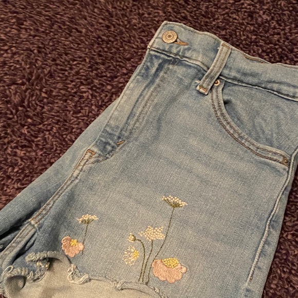 LEVIS Dandelion’s & Flower Shorts💖😍🌸 - Picture 3 of 6